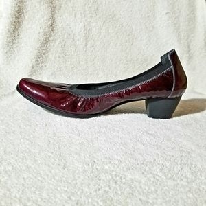 Un Tour ends Ville UTV French burgundy heels